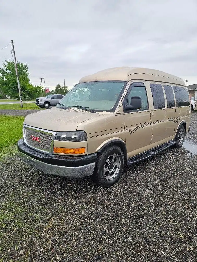 2010 GMC Savana's photo
