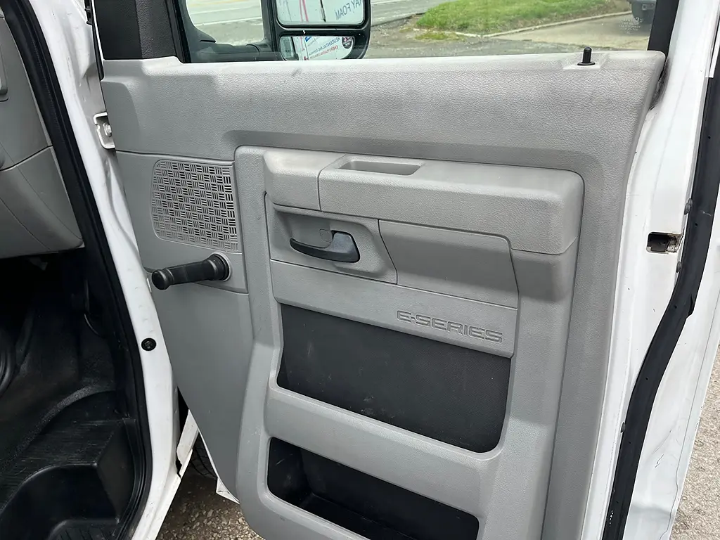 2011 Ford E-Series E-250 Van photo 4
