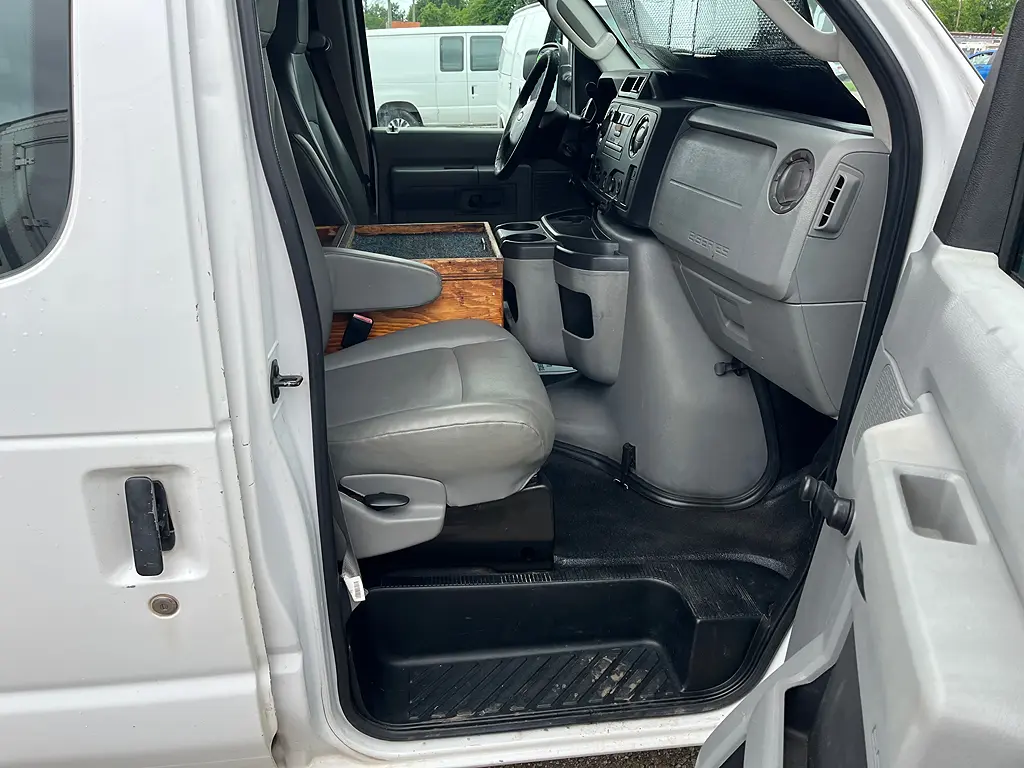 2011 Ford E-Series E-250 Van photo 5