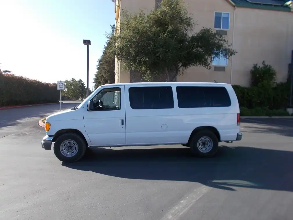 2004 Ford E-Series E-150 XL's photo