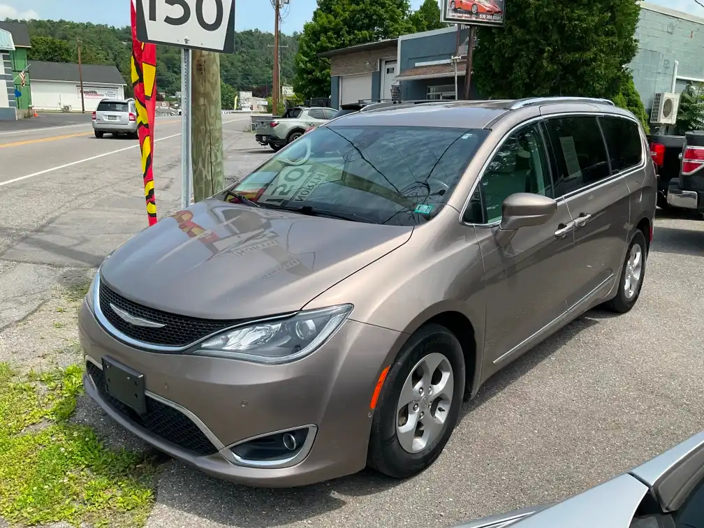 2017 Chrysler Pacifica Touring-L Plus's photo