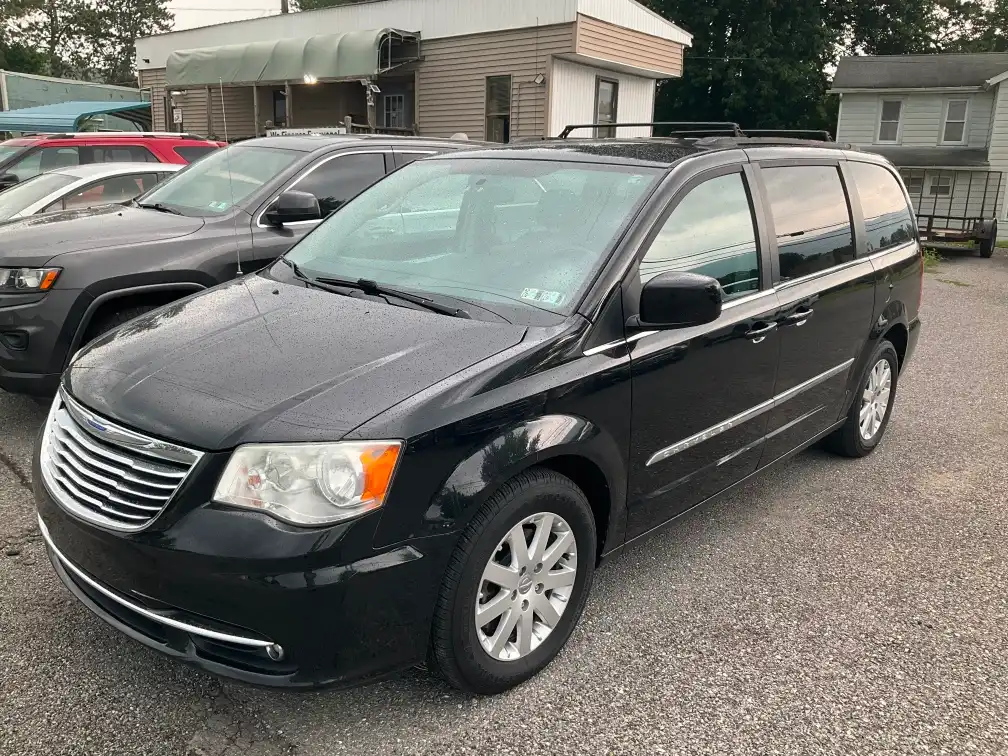 2014 Chrysler Town & Country Touring's photo