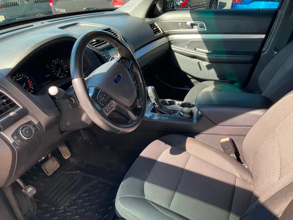 2017 Ford Explorer XLT 4WD photo 3