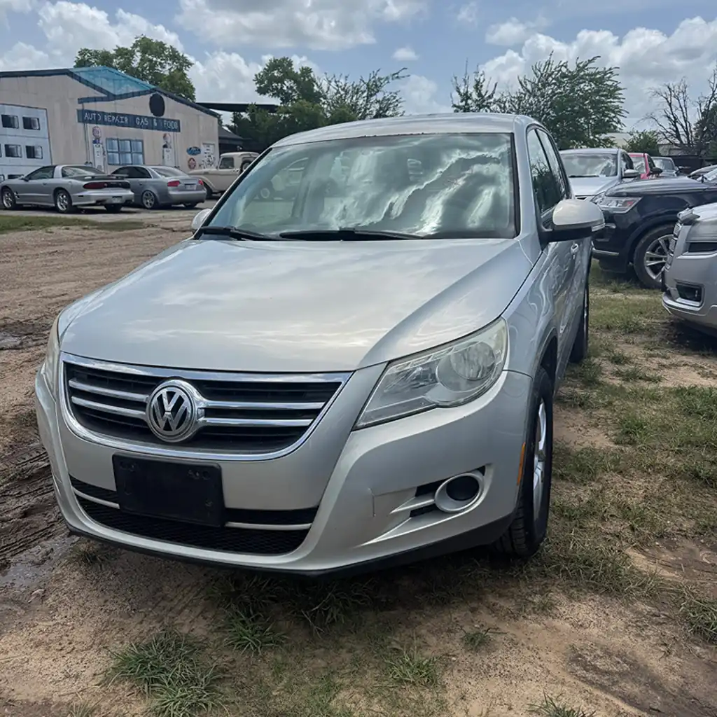 2011 Volkswagen Tiguan S auto's photo