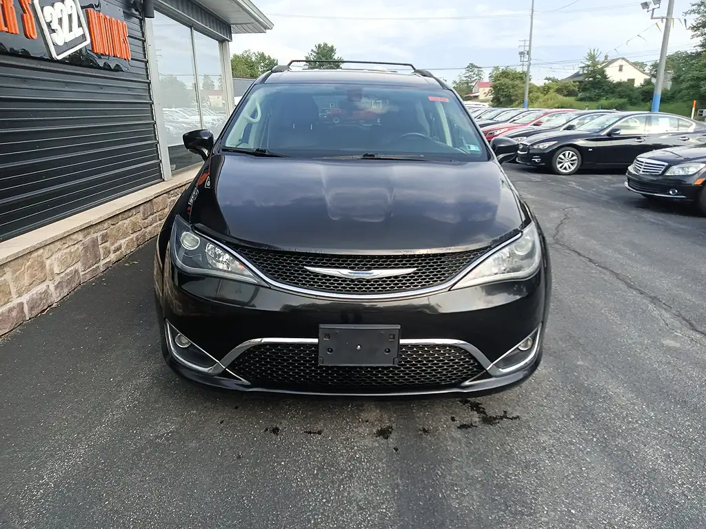 2017 Chrysler Pacifica Touring-L's photo