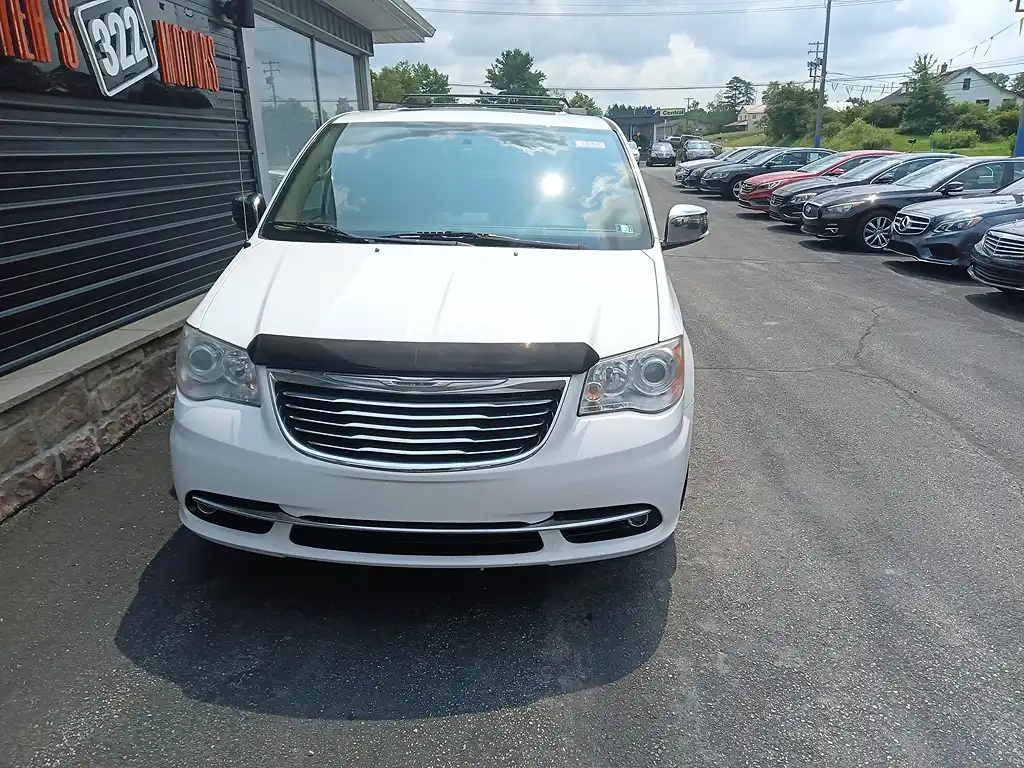 2014 Chrysler Town & Country Limited's photo
