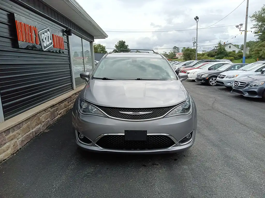 2019 Chrysler Pacifica Touring L's photo