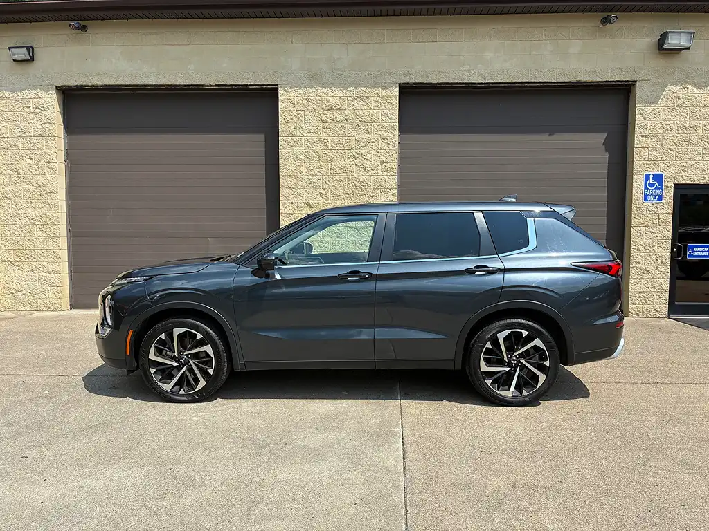 2024 Mitsubishi Outlander SE 2WD's photo