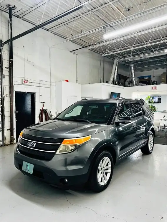 2015 Ford Explorer XLT 4x4 photo 1