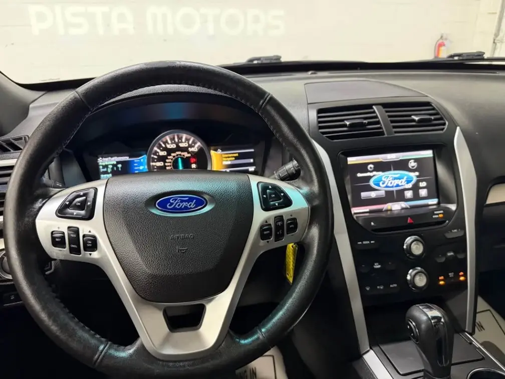 2015 Ford Explorer XLT 4x4 photo 3
