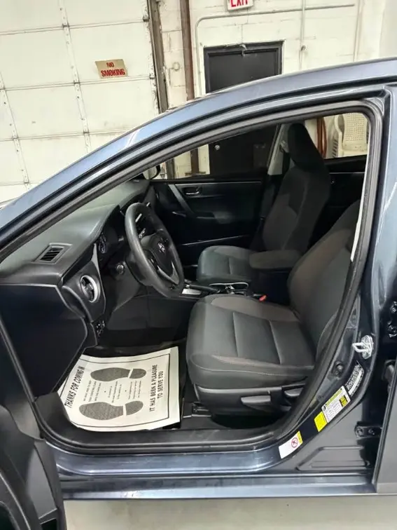 2017 Toyota Corolla LE AT photo 4