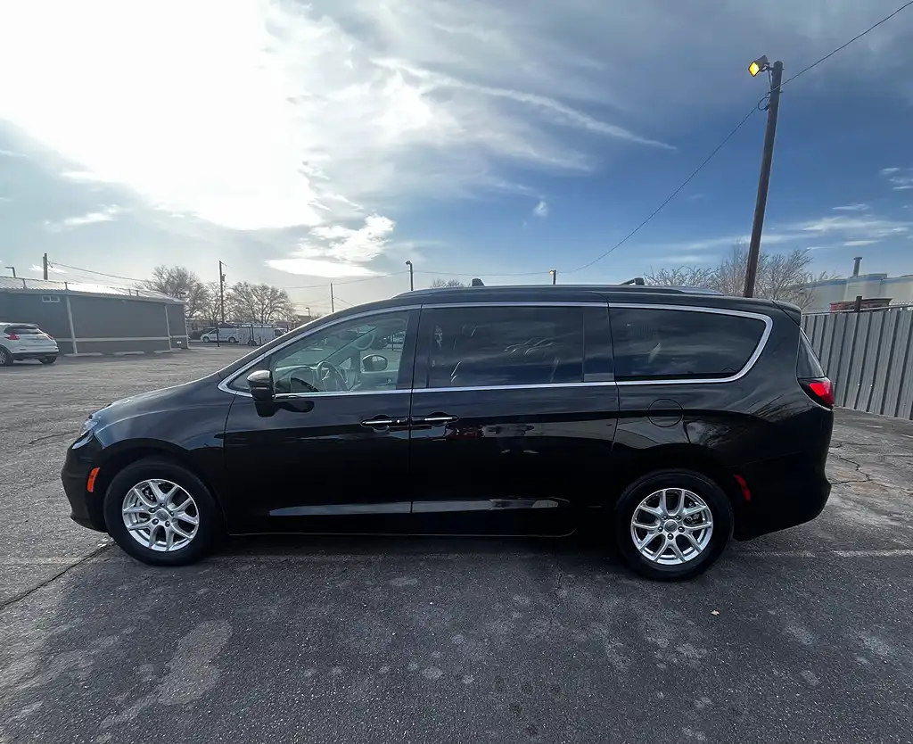 2021 Chrysler Pacifica Touring L's photo