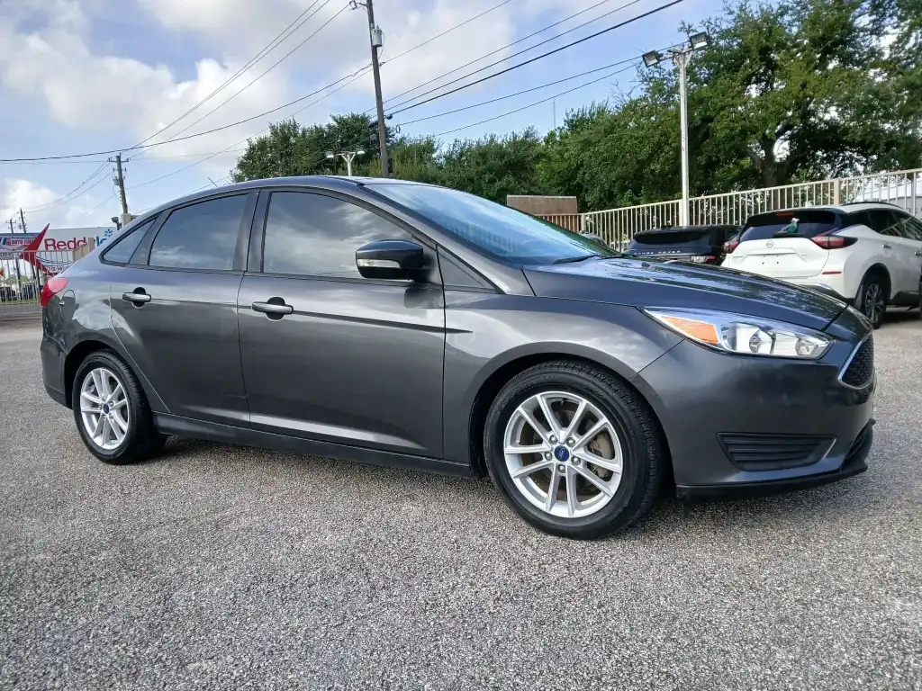 2017 Ford Focus Sedan SE's photo