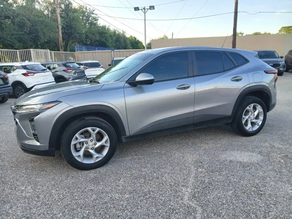 2025 Chevrolet Trax LS's photo