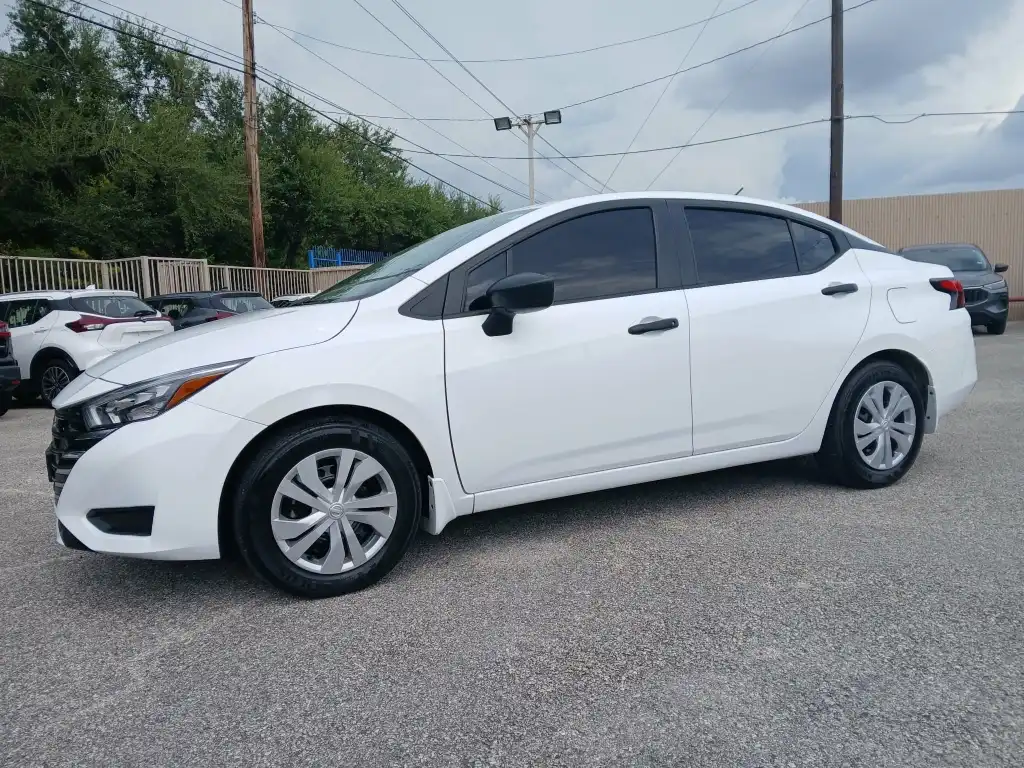 2025 Nissan Versa 1.6 S CVT's photo