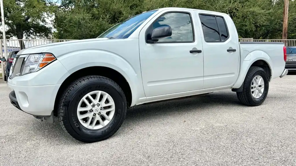 2016 Nissan Frontier 4.0 SV Crew Cab 2WD Auto SWB's photo
