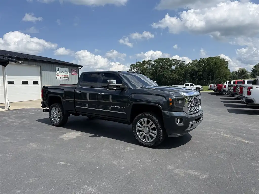 2017 GMC Sierra 4WD Crew Cab Standard Box Denali's photo