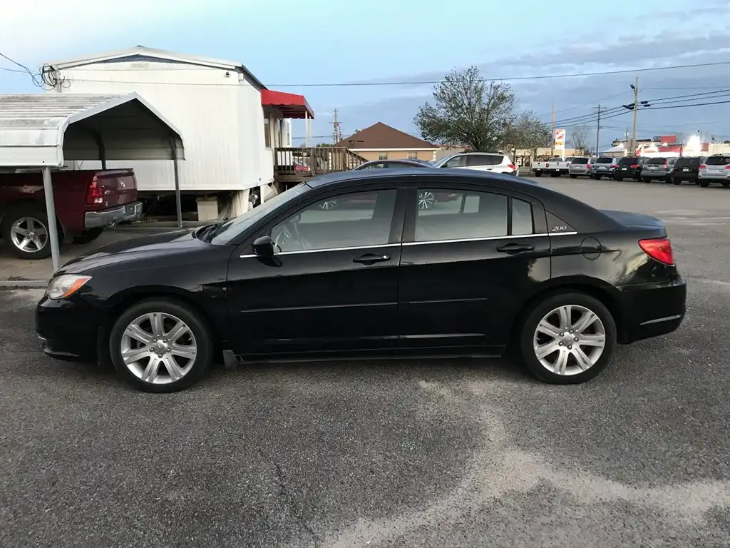 2013 Chrysler 200 Touring's photo