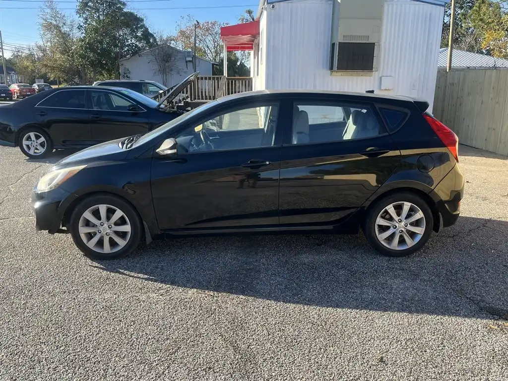 2013 Hyundai Accent SE 5-Door 6-Speed Automatic's photo