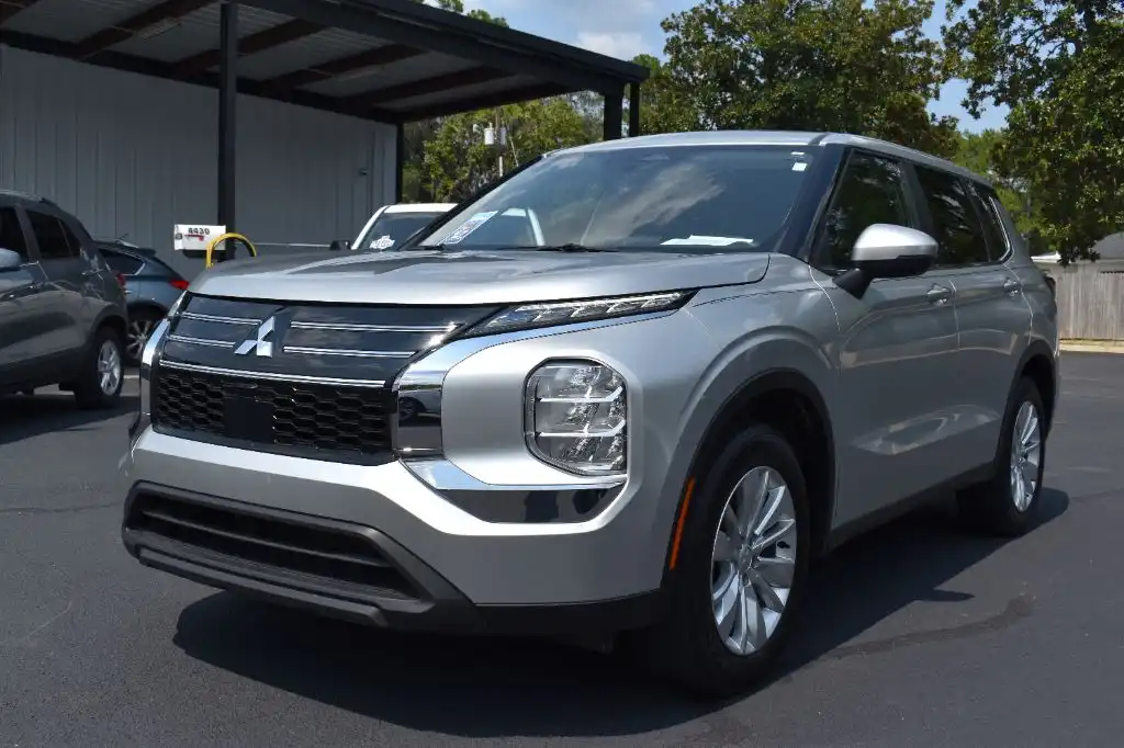 2025 Mitsubishi Outlander ES 2WD's photo
