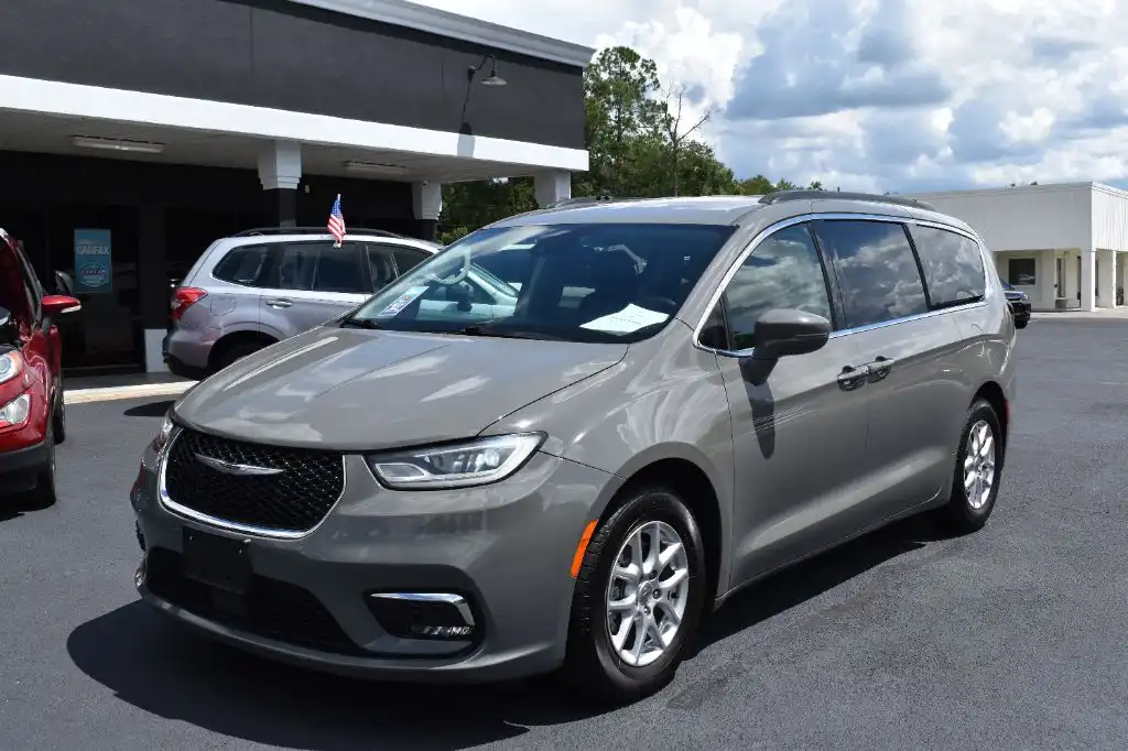 2022 Chrysler Pacifica Touring L's photo