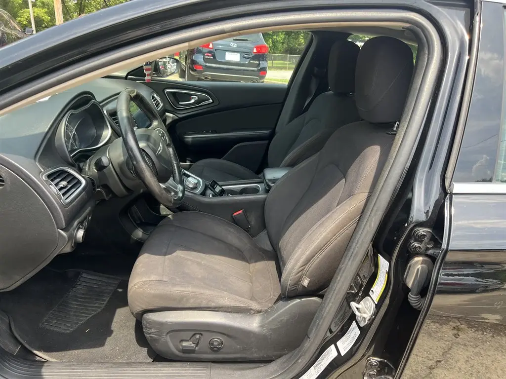 2015 Chrysler 200 Limited photo 5