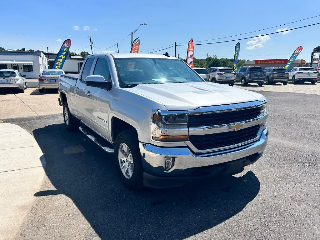 2017 Chevrolet Silverado 1500 LT 4X4 Double Cab Std Box photo 3