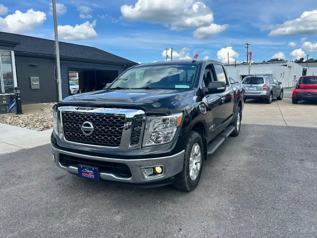 2017 Nissan Titan SV 4WD Crew Cab's photo