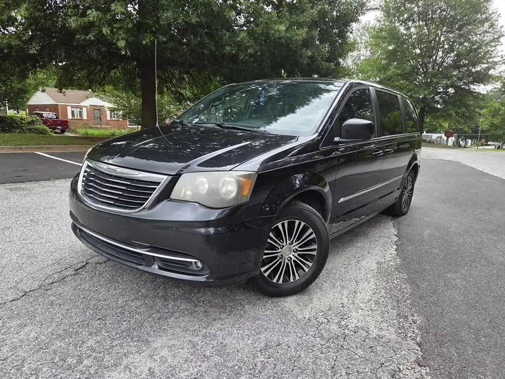 2014 Chrysler Town & Country S's photo