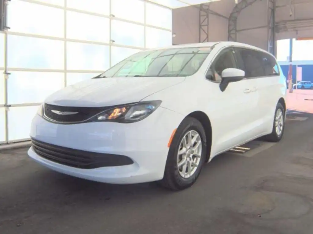 2017 Chrysler Pacifica Touring's photo