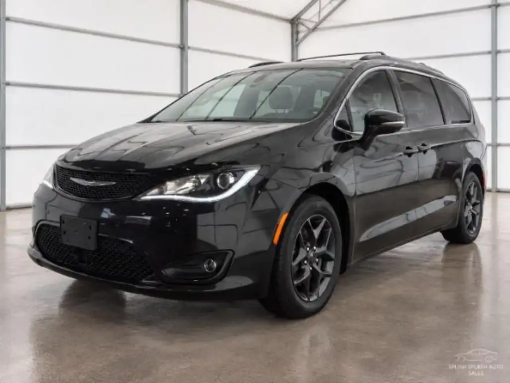 2019 Chrysler Pacifica Limited's photo