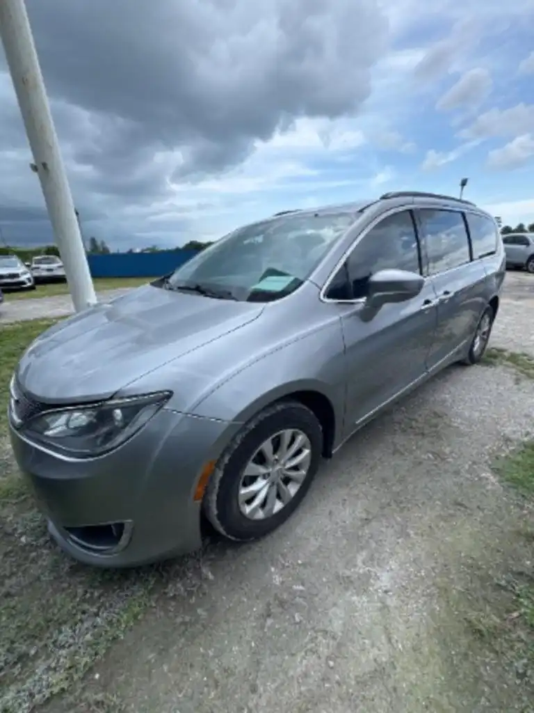 2017 Chrysler Pacifica Touring-L's photo