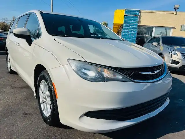 2017 Chrysler Pacifica Touring's photo