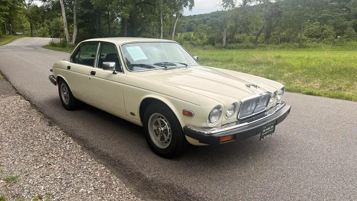 1987 Jaguar XJ's photo
