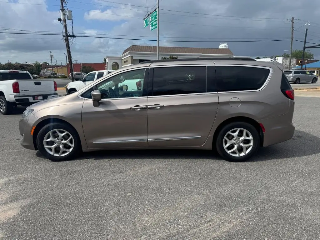2017 Chrysler Pacifica Touring-L photo 3