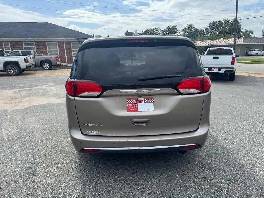 2017 Chrysler Pacifica Touring-L photo 4