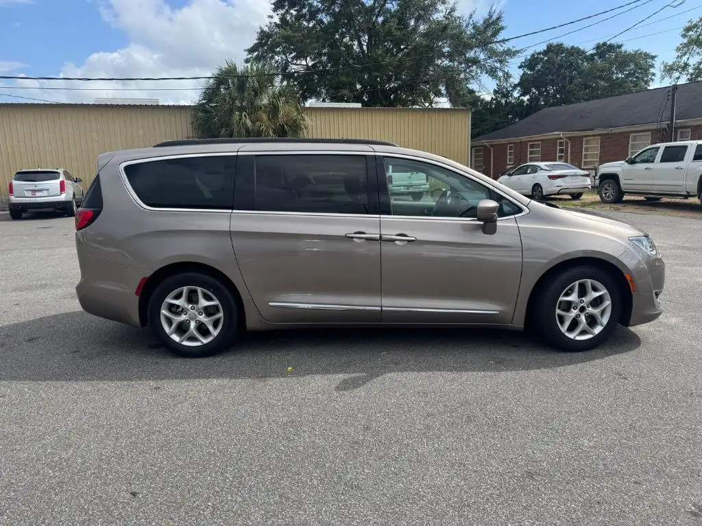 2017 Chrysler Pacifica Touring-L's photo