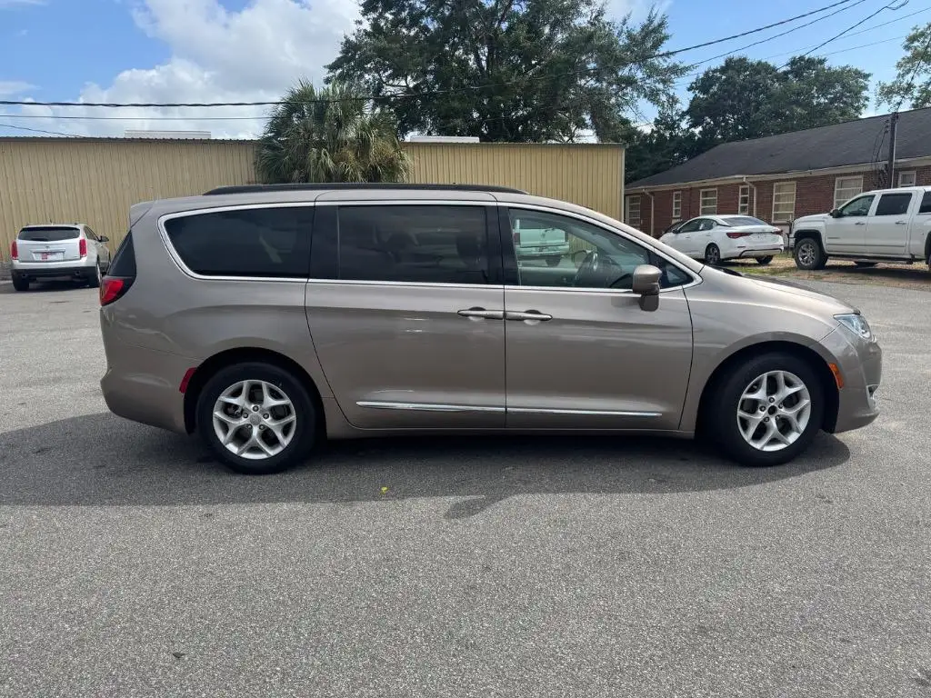 2017 Chrysler Pacifica Touring-L photo 1