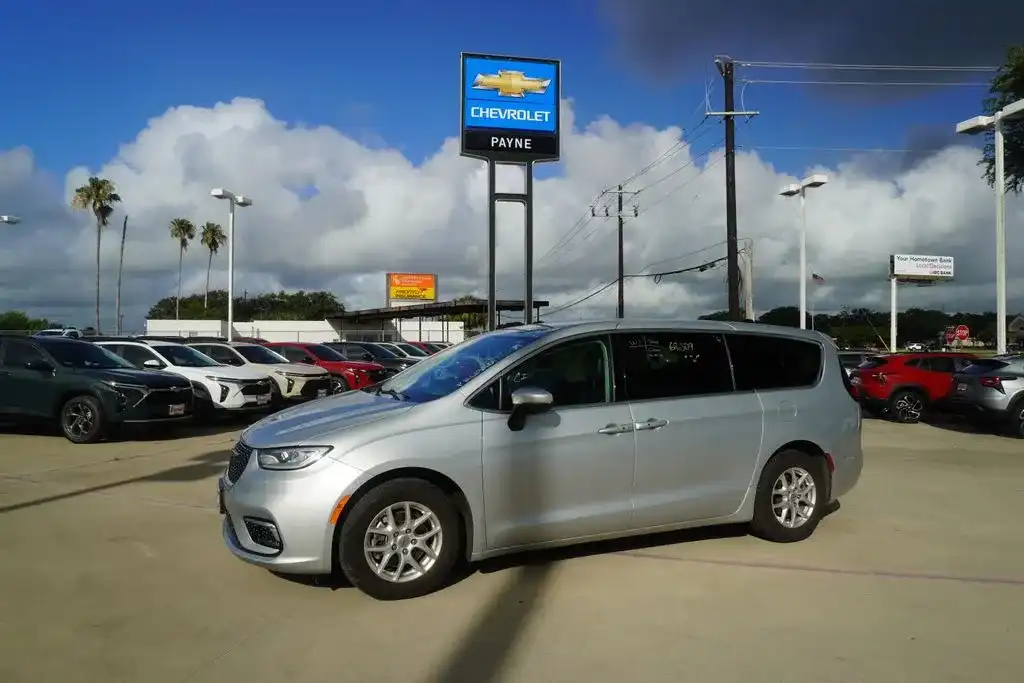 2023 Chrysler Pacifica Touring L's photo