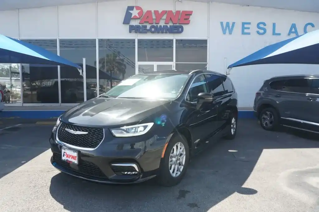 2023 Chrysler Pacifica Touring L's photo