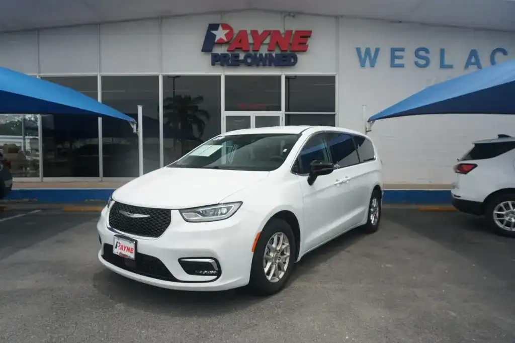 2024 Chrysler Pacifica Touring L's photo
