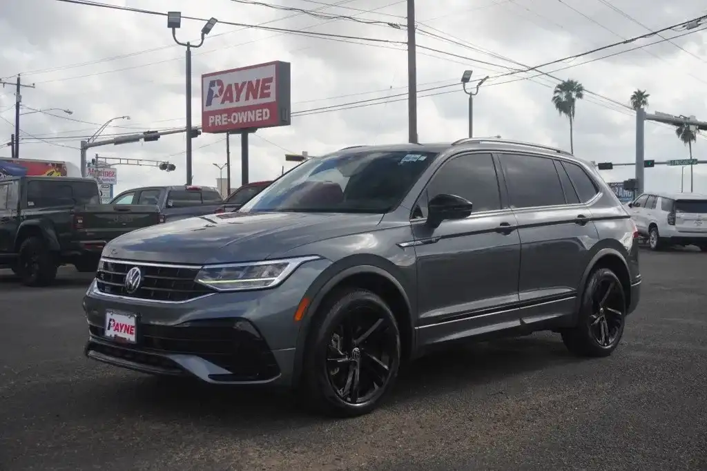 2023 Volkswagen Tiguan 2.0T SE R-Line Black's photo