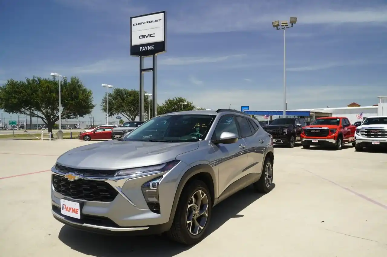 2025 Chevrolet Trax LT's photo