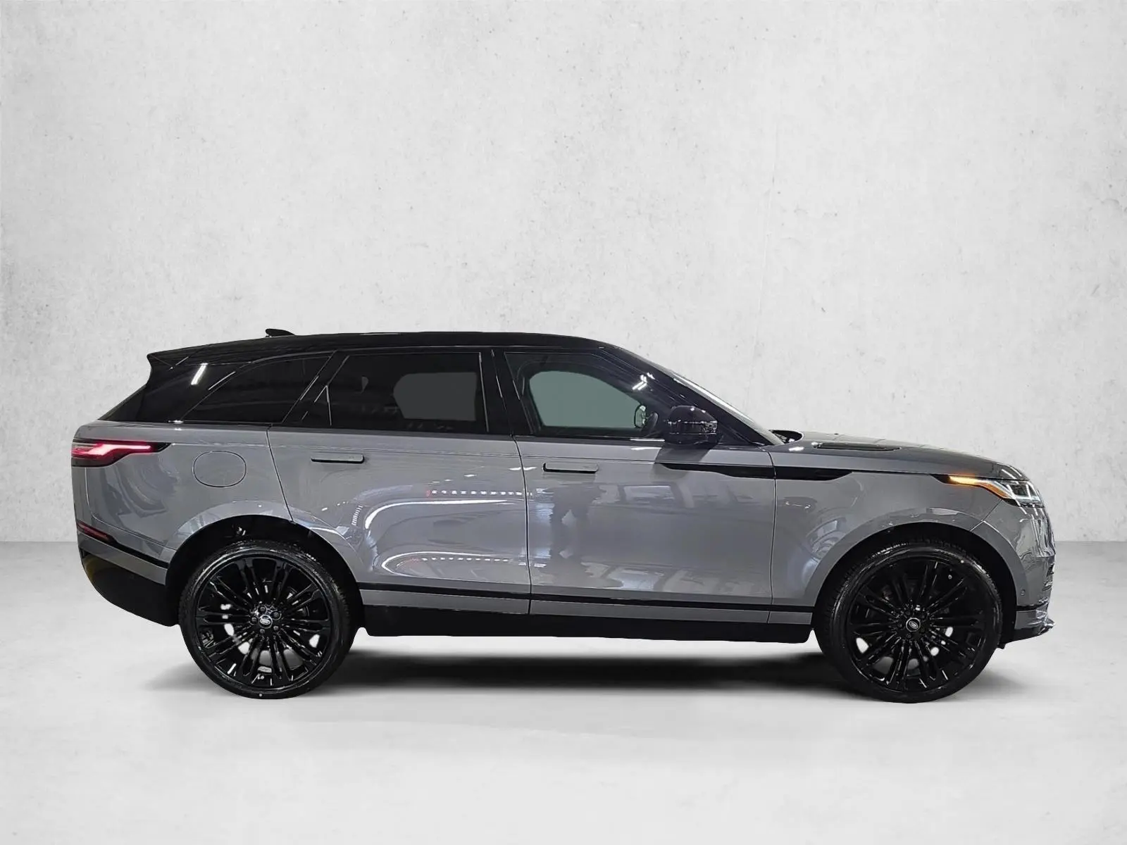 2026 Land Rover Range Rover Velar P400 Dynamic SE photo 4