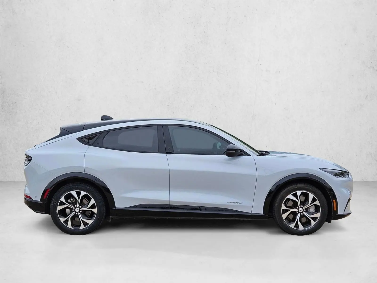 2022 Ford Mustang-Mach-e Premium photo 4