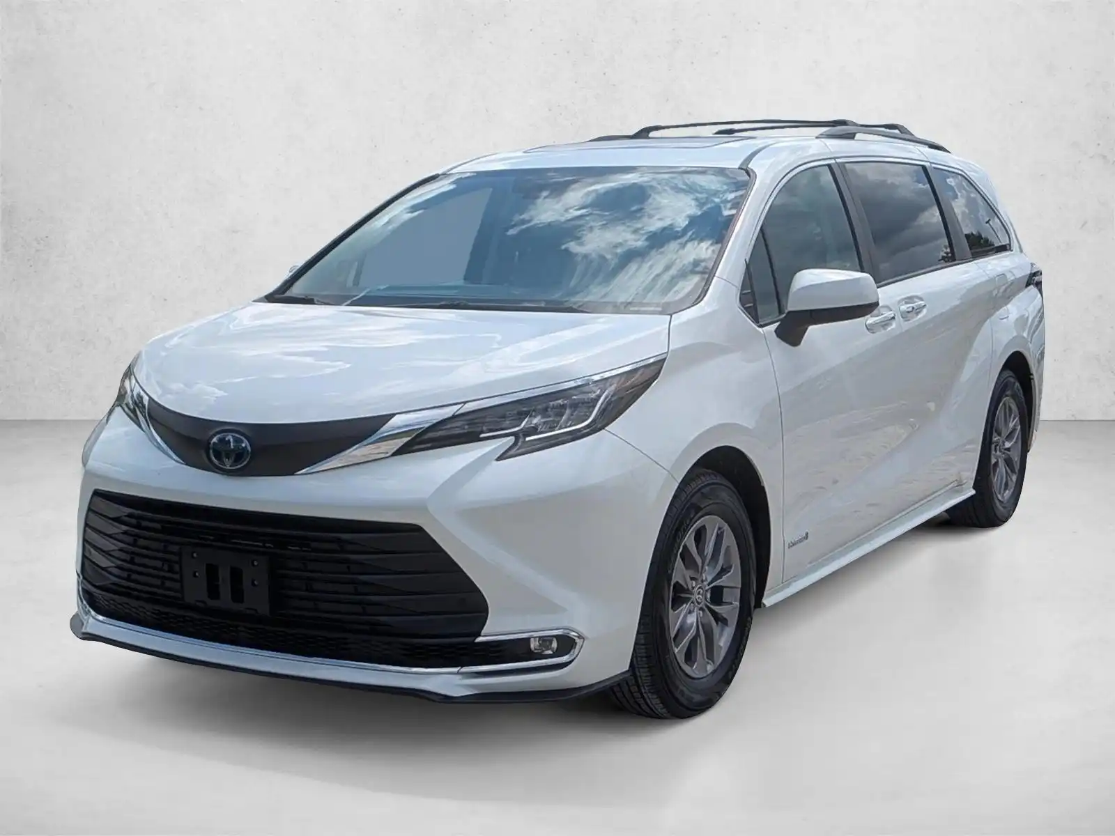 2021 Toyota Sienna XLE 7-Passenger Hybrid FWD's photo