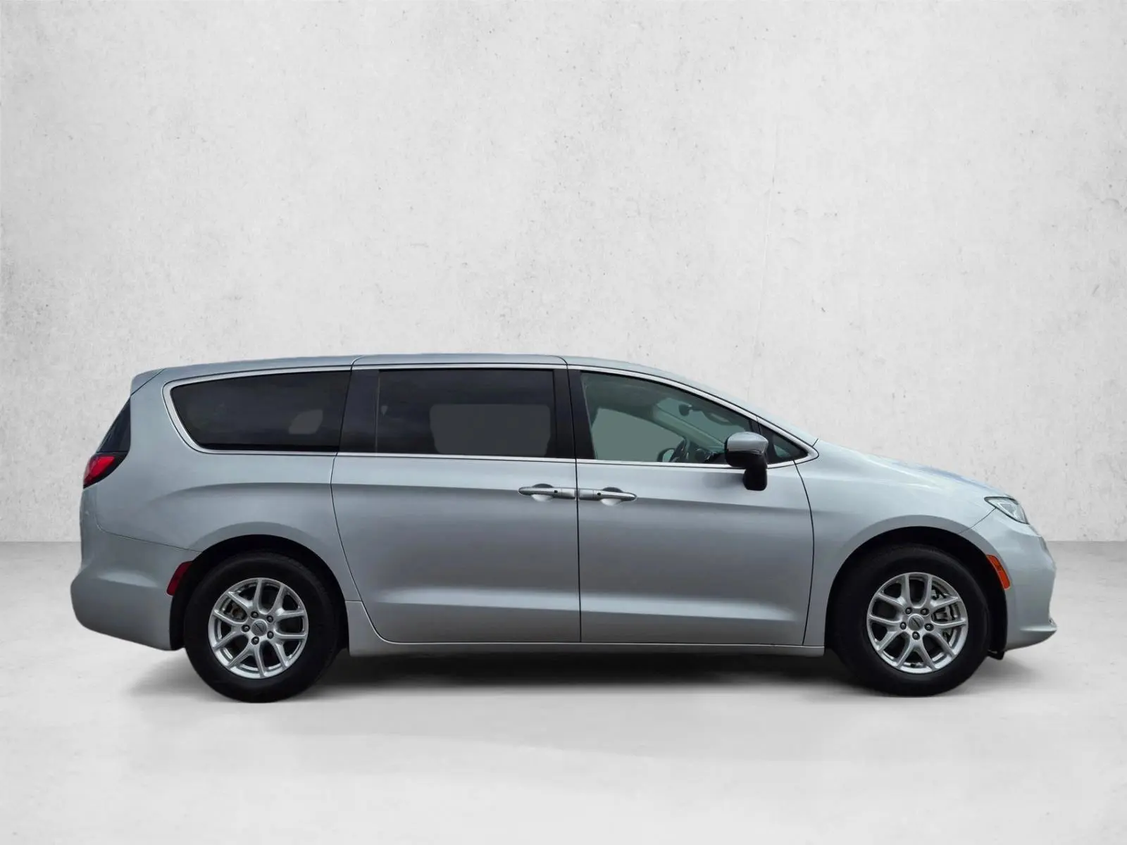 2023 Chrysler Pacifica Touring L photo 4
