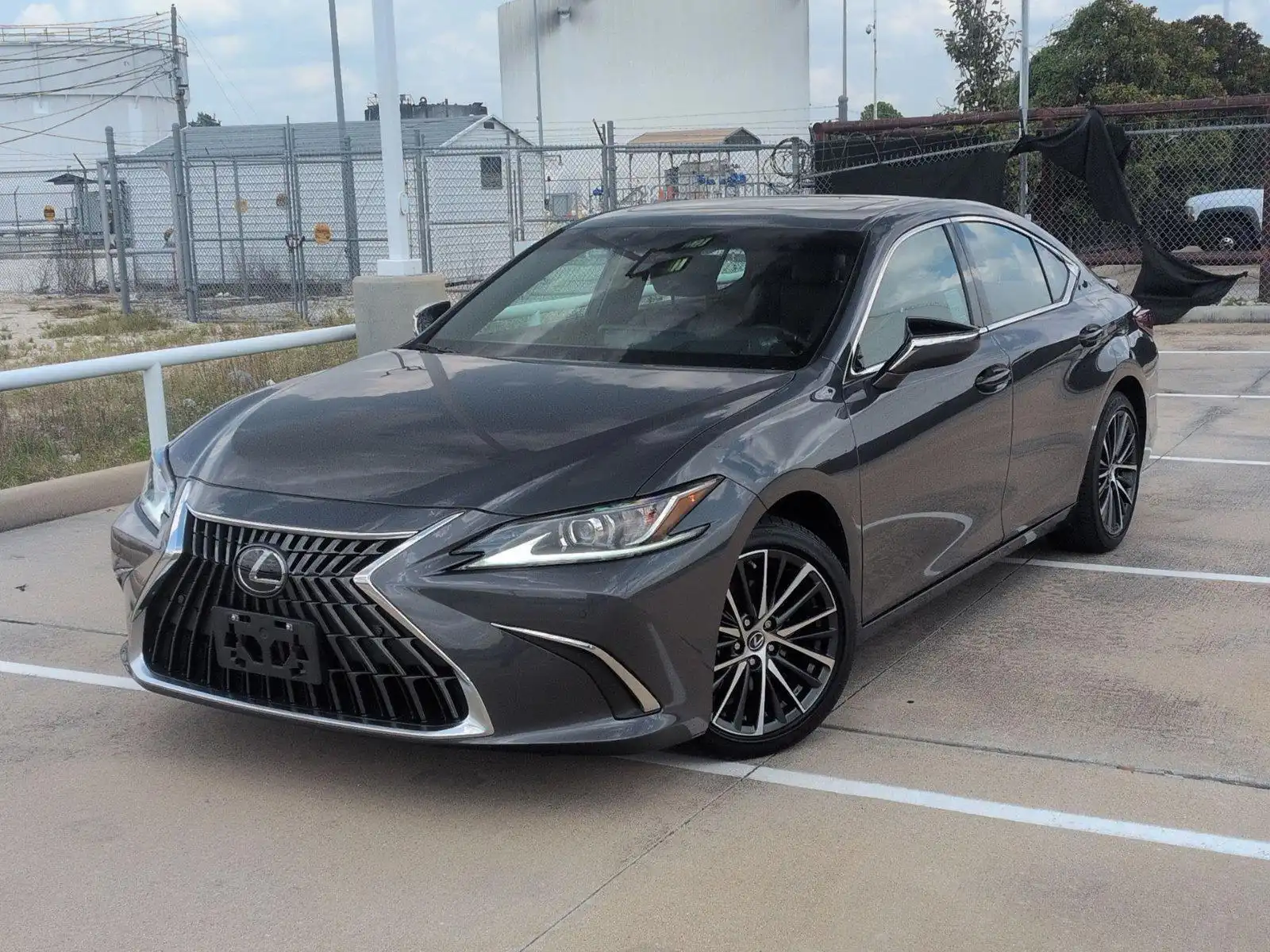 2025 Lexus ES 300h 300h's photo