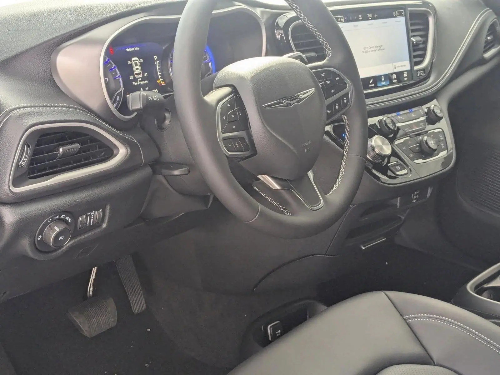 2026 Chrysler Pacifica Select AWD photo 3