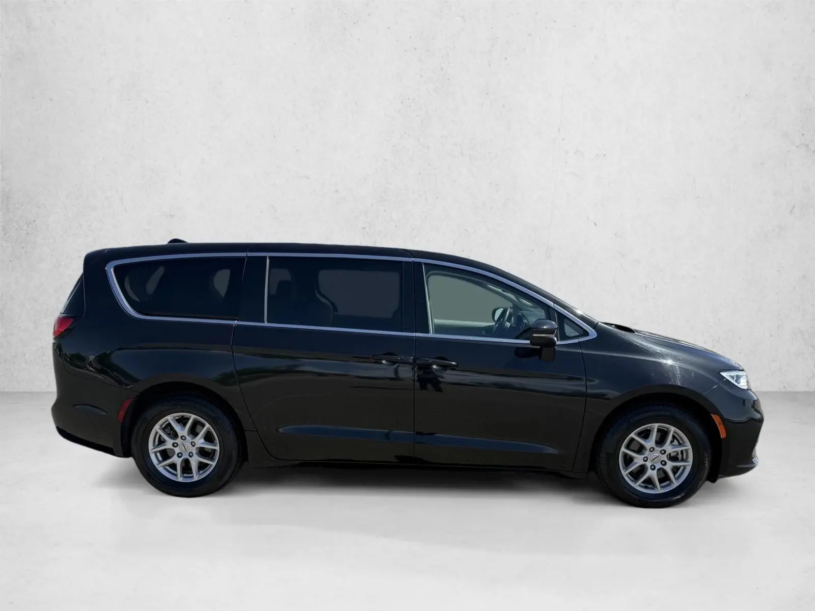 2023 Chrysler Pacifica Touring L photo 4
